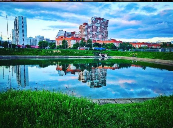 Фото дня: отражения новостроек в Жулебинском пруду