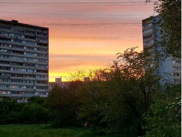Фото дня: солнце село между домами в Выхине