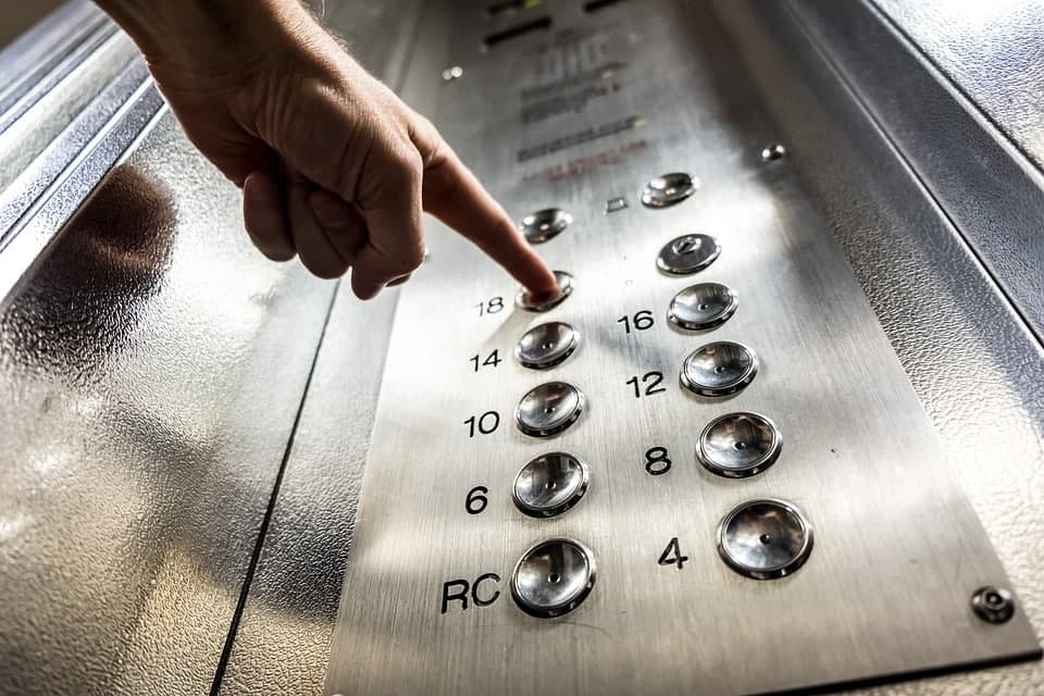 СП “Практика” отремонтирует лампы в лифте на Пронской улице