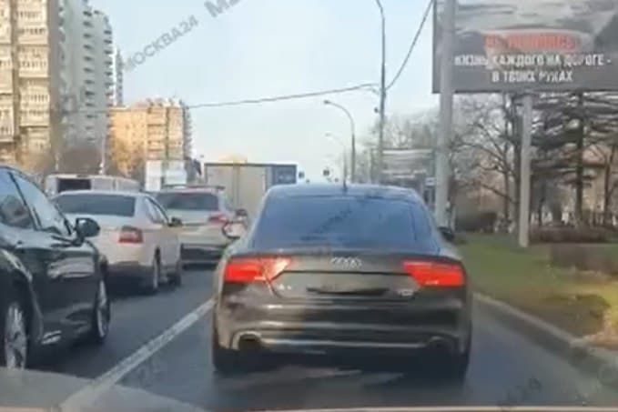 На Волгоградском проспекте видеокамера сняла манипуляции водителя с номерным знаком 
